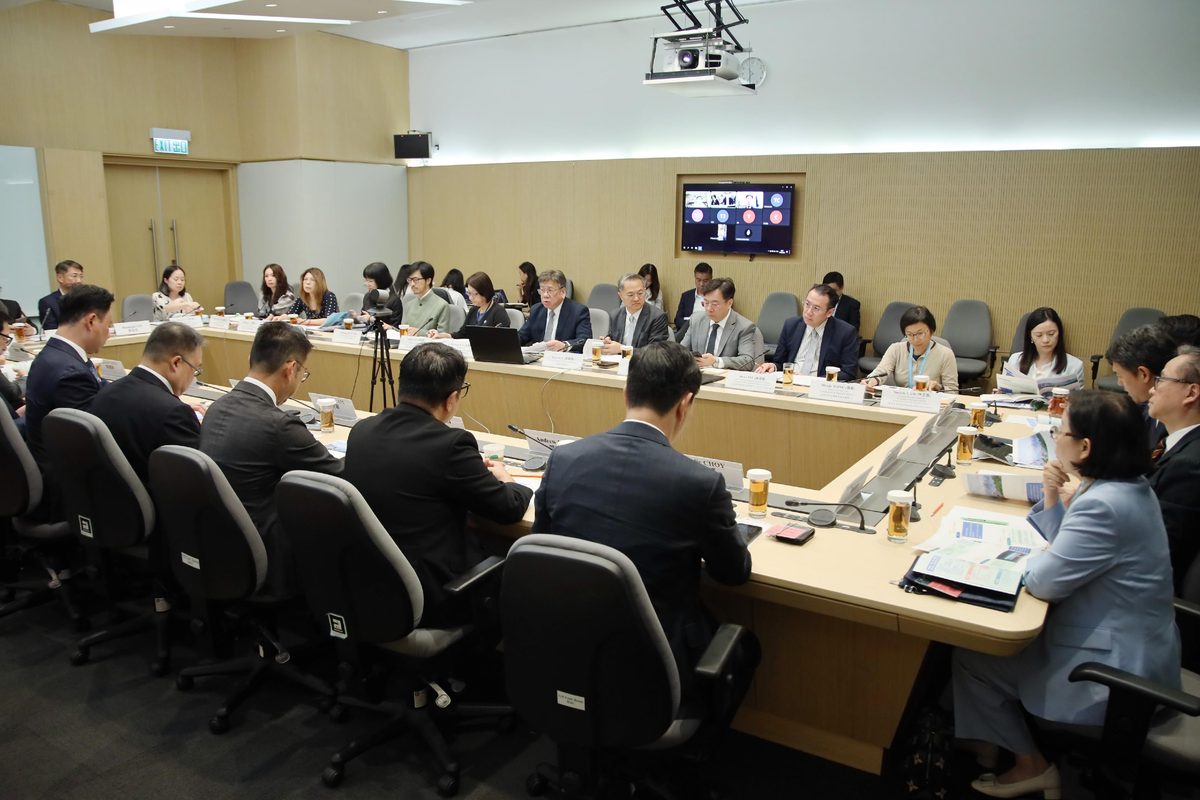 商經局向貿易諮詢委員會簡介五年規劃及施政報告