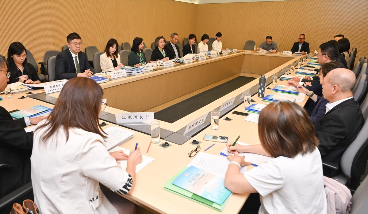 楊何蓓茵向公務員闡釋五年規劃及施政報告