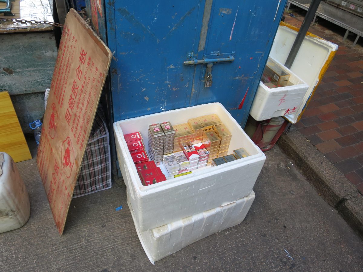 海關聯手深水埗警區搗破22個私煙儲藏點