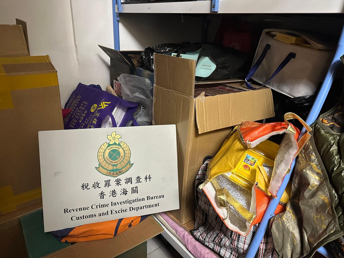 觀塘破私煙倉庫 檢四十三萬支煙