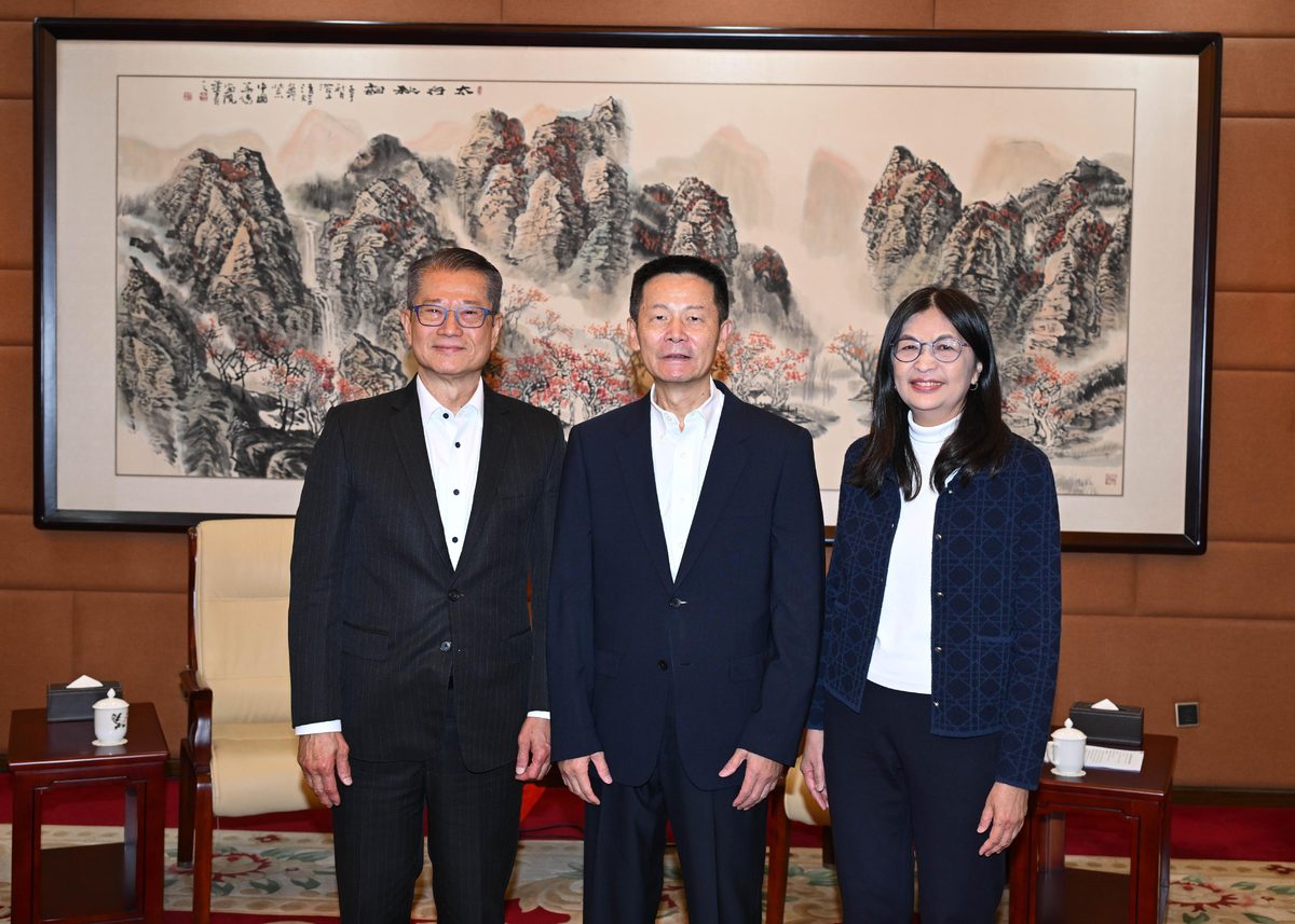 陳茂波在京簽署兩項經貿合作諒解備忘錄
