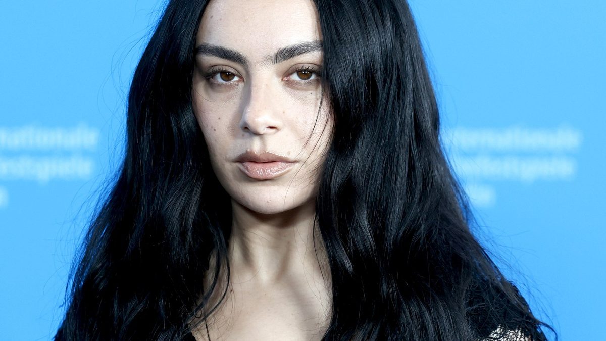 Charli xcx 因病取消亞利桑那演唱會