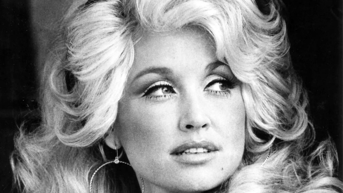 Miley Cyrus致敬教母Dolly Parton：她是我身邊的天使