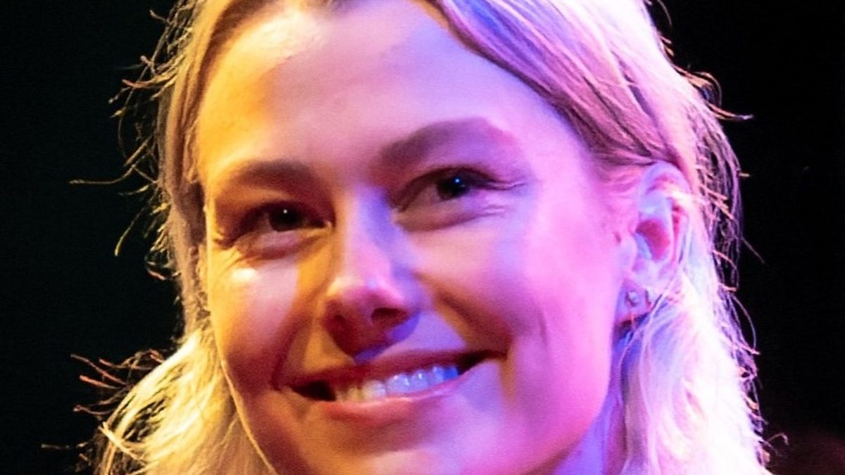 Phoebe Bridgers 因盲腸炎取消英國演出