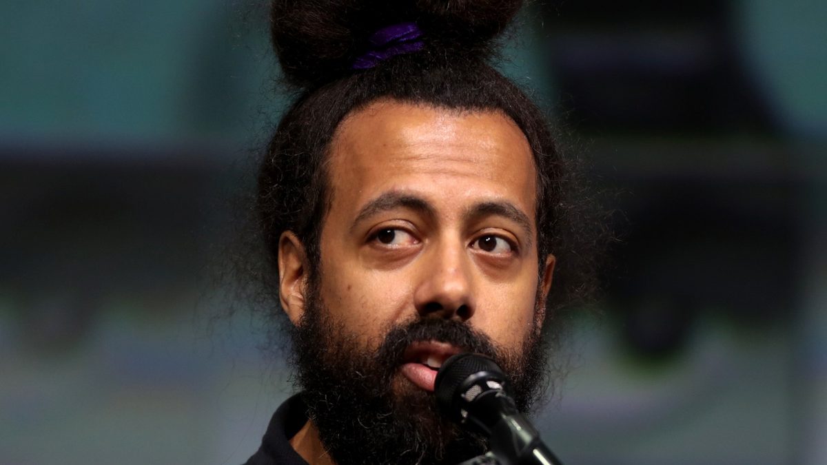 Reggie Watts遭多個單位割席 節目主題曲被撤