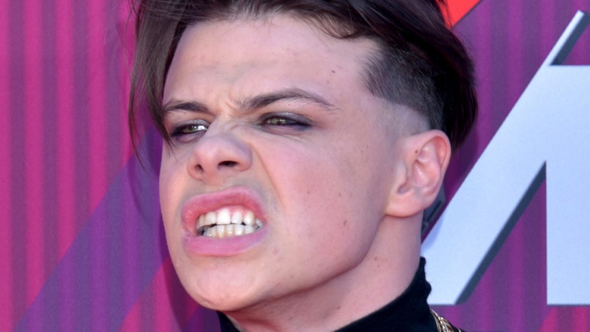 Yungblud斷腳坐輪椅照玩人浪